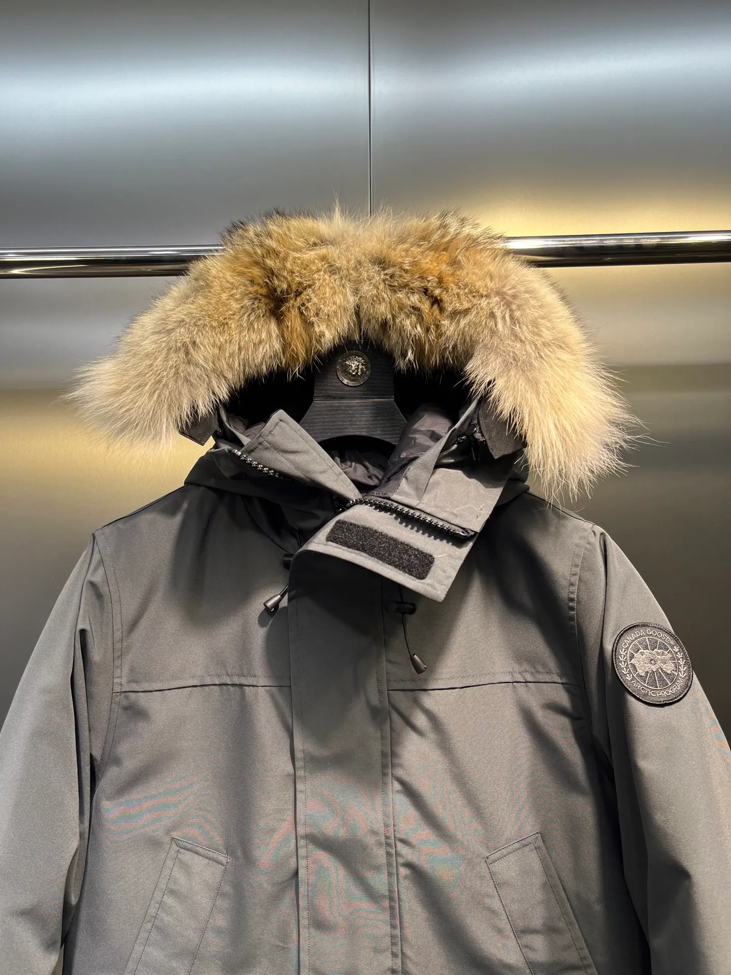 P840 𝘾𝘼𝙉𝘼𝘿𝘼 𝙂𝙊𝙊𝙎𝙀Big Goose 13# The design of Big Goose 13 is simple and elegant, a little longer than the 08 model, more suitable for men and suitable for business people. This down jacket is popular for its simple design, which is not only practical but also has a certain sense of fashion. In terms of applicability, the Daye 13 model provides good thermal insulation performance. Its thermal insulation coefficient is level 5, which can provide enough warmth and is suitable for wearing in cold environments. In addition, the Daye 13 model also has a high cost performance. Compared with other models, it provides a better balance between price and performance, making it more competitive in the market.  size：xs-xxl